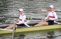 Mara Kölker (links) und Marisa Staelberg (CRC, rechts) holen mit dem Deutschlandachter die Goldmedaille bei der U 19-WM in Eton.