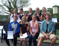 Die Kinder des Uerdinger Ruderclub zeigen stolz ihre Gold- und Silbermedaillen. Rechts die Trainer Janine Horster und Caspar Follert.